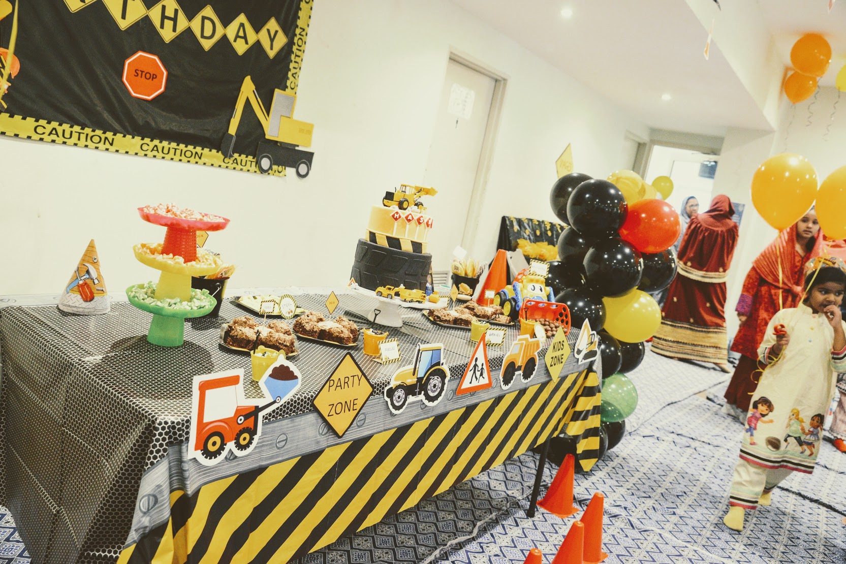 Construction theme party cake table ideas